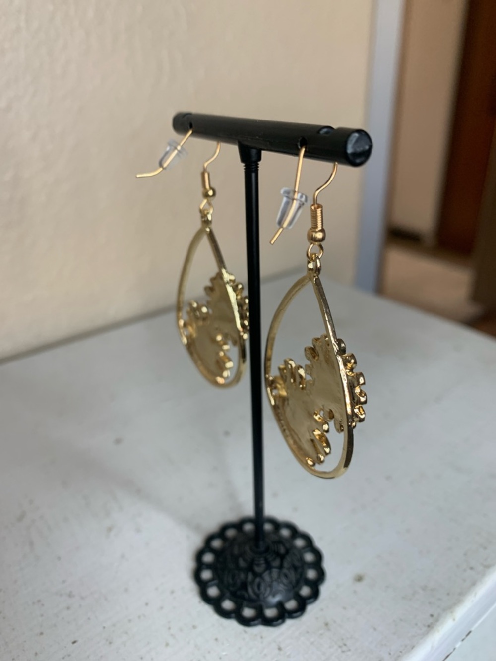 GOLD Teardrop Daisy Earrings with White & Teal Flowers - Picture 4 of 4